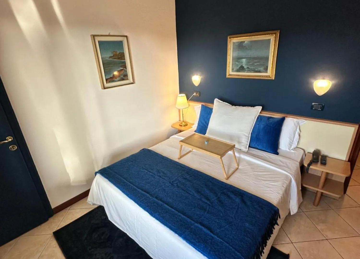 Hotel La Riviera contacts